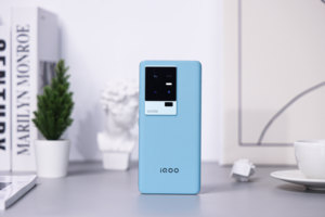 iQOO 11S手机图赏：拥有200W超快闪充的超级标准版