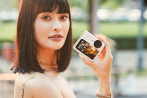 是小折叠手机更是出街潮搭新选择 Find N3 Flip模特美图