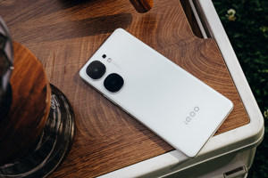 iQOO Neo9S Pro图赏：Neo系列首款白色AG玻璃后盖手机