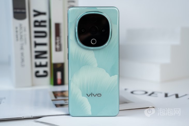vivo Y300评测：三向扬声器600%音量开云体育平台开辟中端机新赛道(图2)