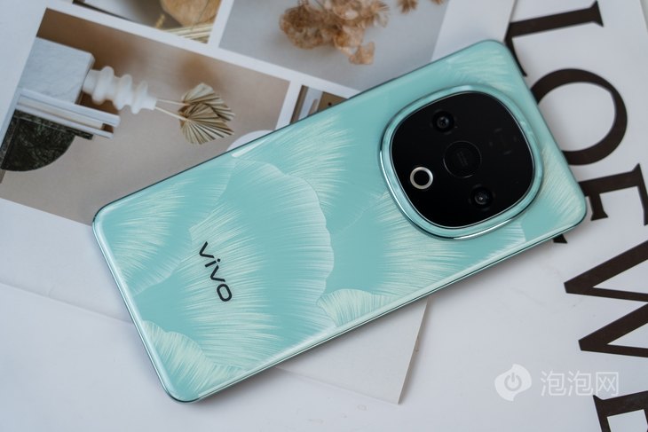 vivo Y300评测：三向扬声器600%音量开云体育平台开辟中端机新赛道(图1)