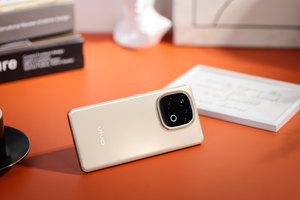 7620mAh超大电池也有超薄设计 vivo Y300 GT外观图赏