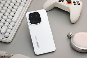 iQOO 15手机图赏：不仅是大R角直屏