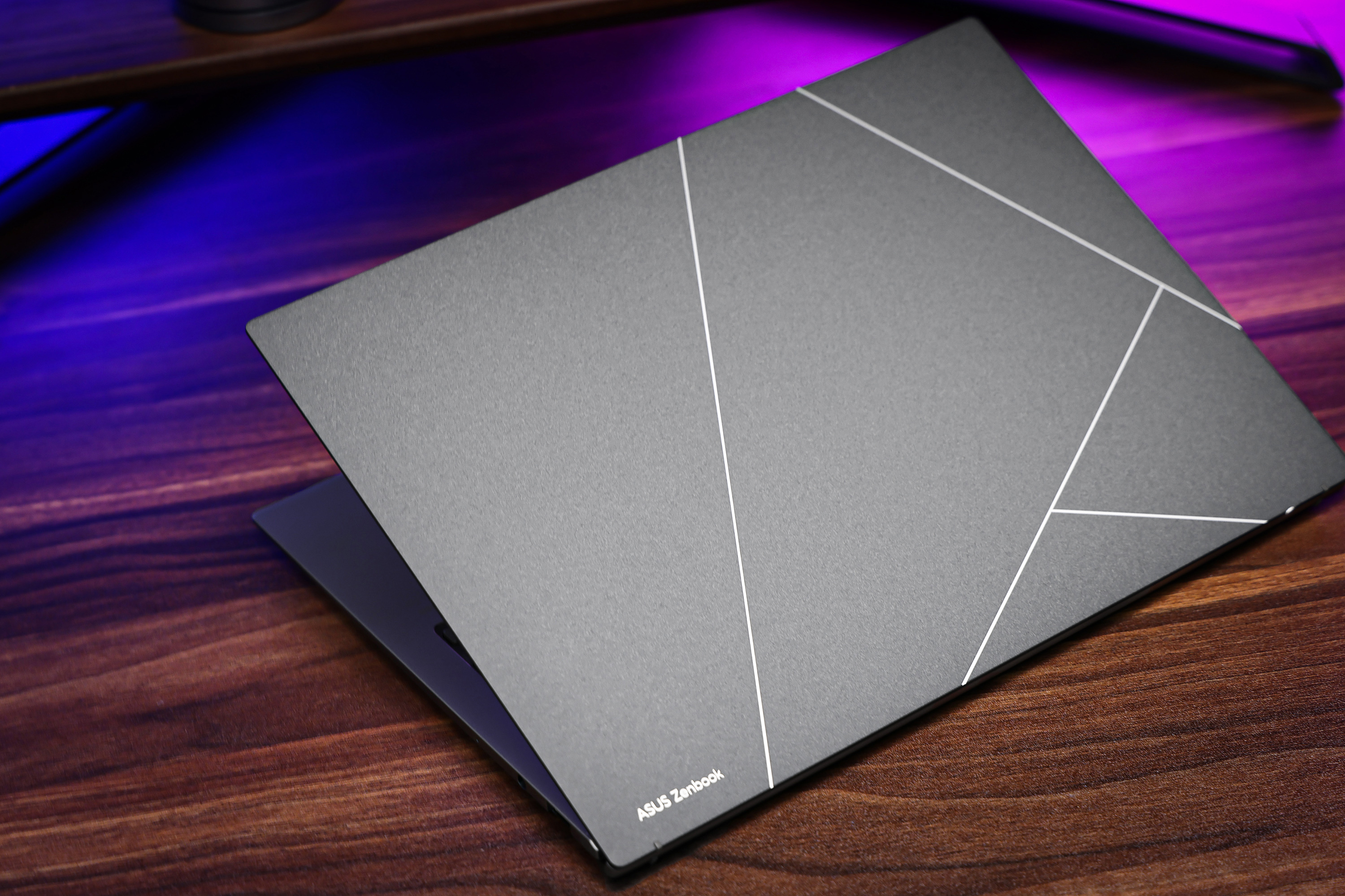 轻巧有型超便携商务本 华硕灵耀13图赏_-硬游网